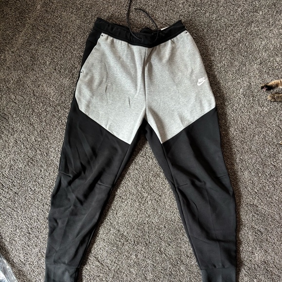 Nike Mens Two-Tone Black and Gray Joggers - Picture 1 of 4